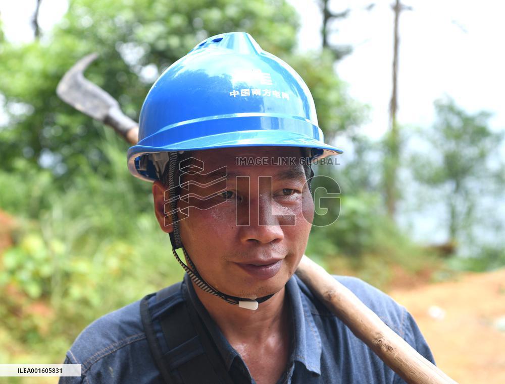 CHINA-GUANGXI-PINGXIANG-POWER TRANSMISSION LINE-MAINTENANCE WORKERS (CN)