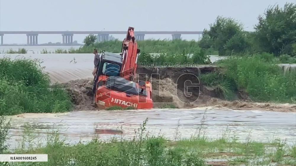 Man saves fellow villager from rushing water in NE China
