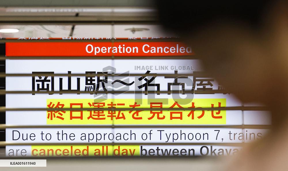 Typhoon Lan hits western Japan