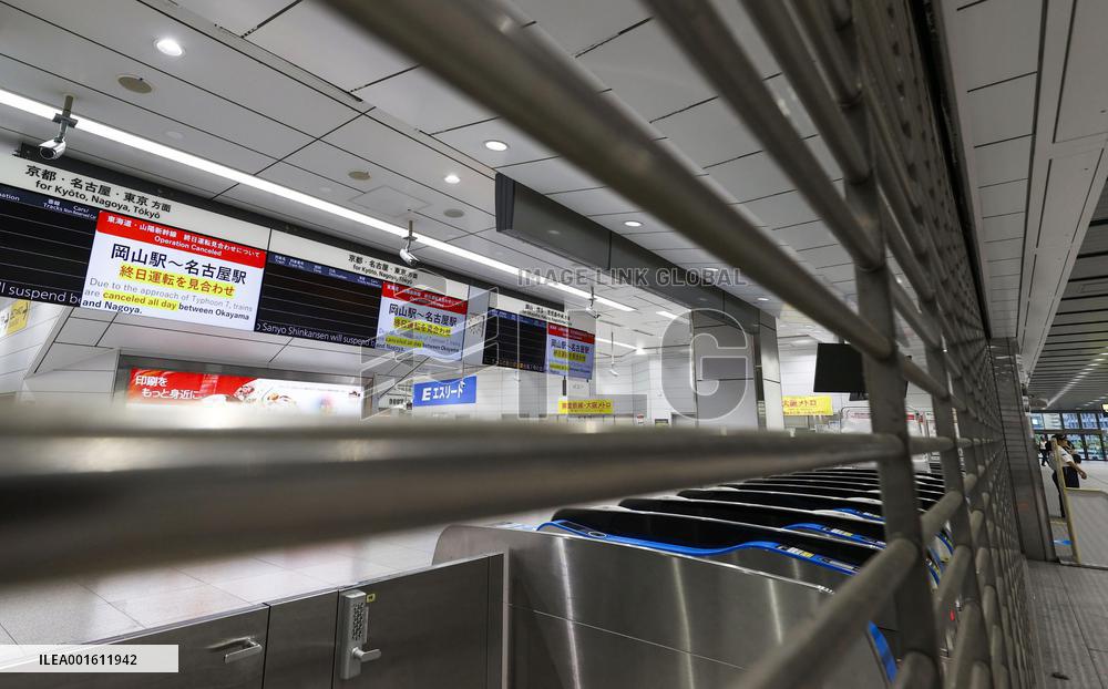 Typhoon Lan hits western Japan