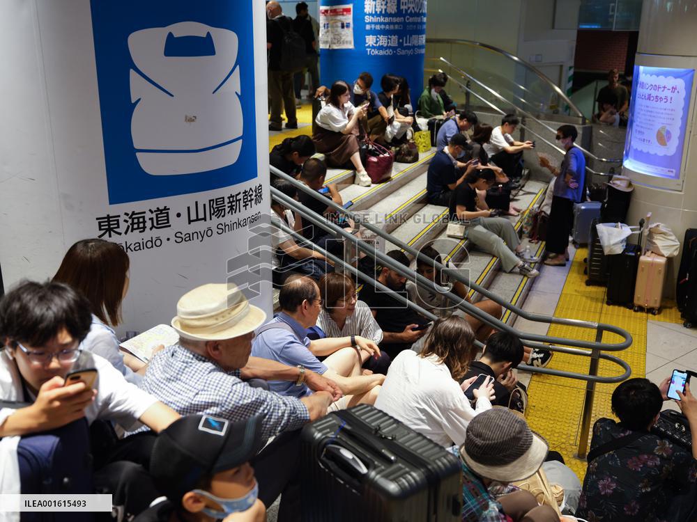 JAPAN-TOKYO-SHINKANSEN-HALT-TYPHOON