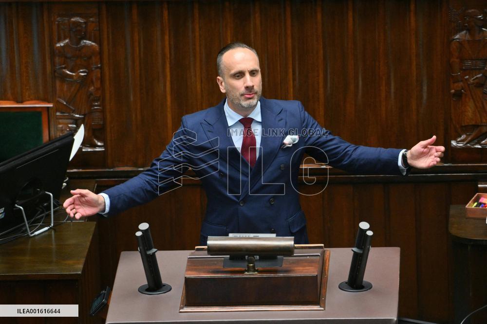 Polish parliament passes law allowing to hold referendum on election day