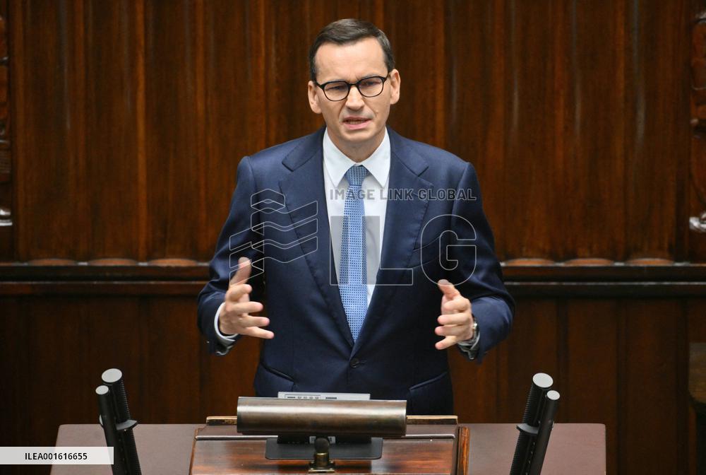Polish parliament passes law allowing to hold referendum on election day