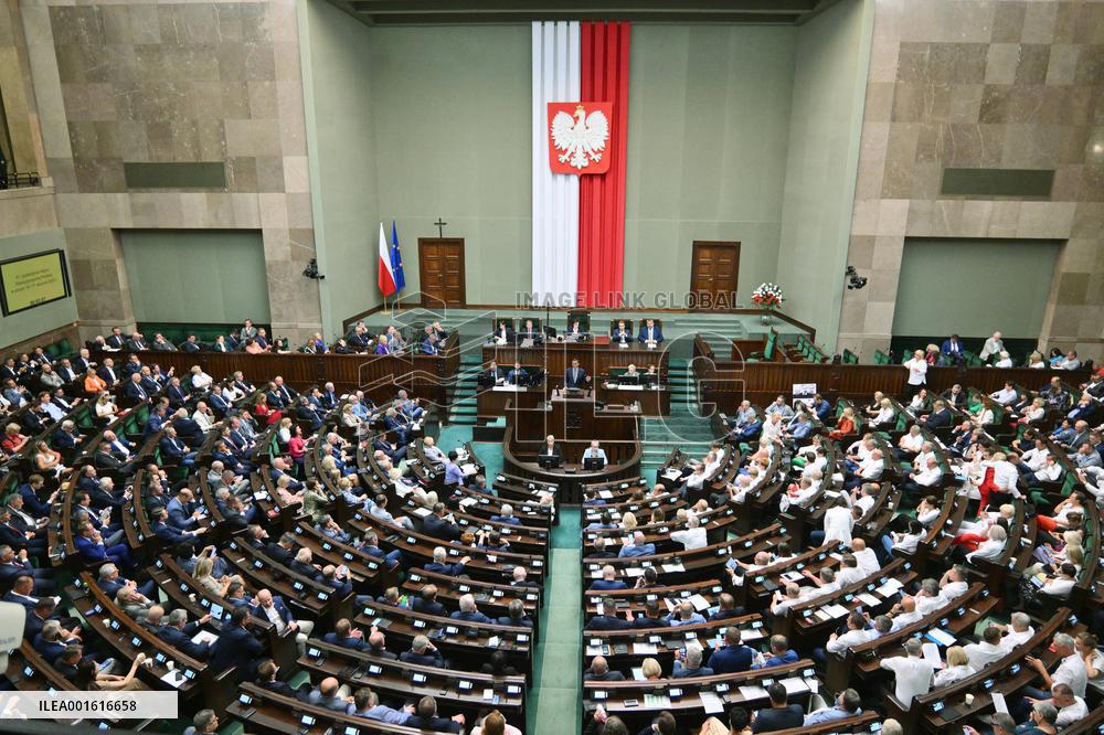 Polish parliament passes law allowing to hold referendum on election day