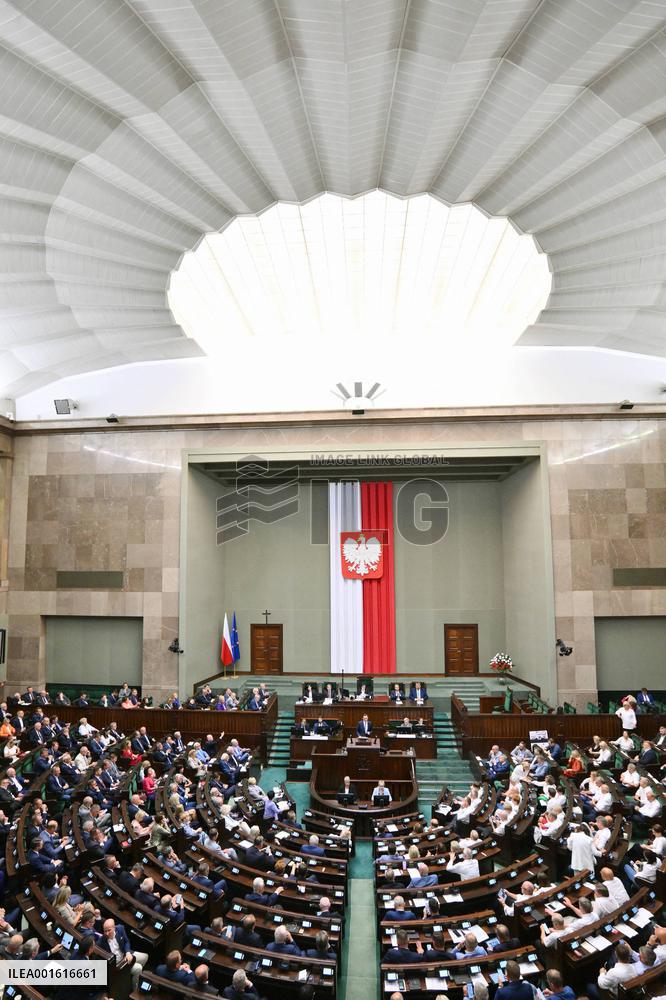 Polish parliament passes law allowing to hold referendum on election day