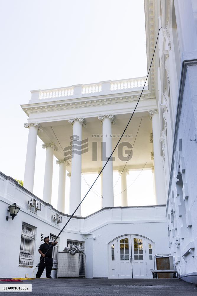 White House window washer