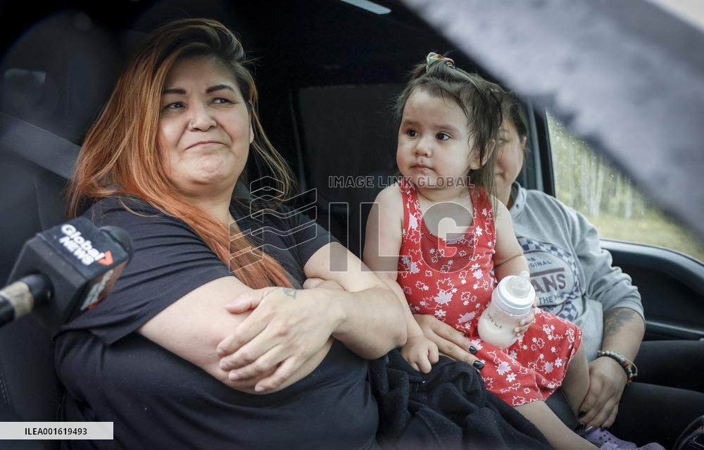 Evacuees Flee Yellowknife As Fire Nears Northern City - Canada