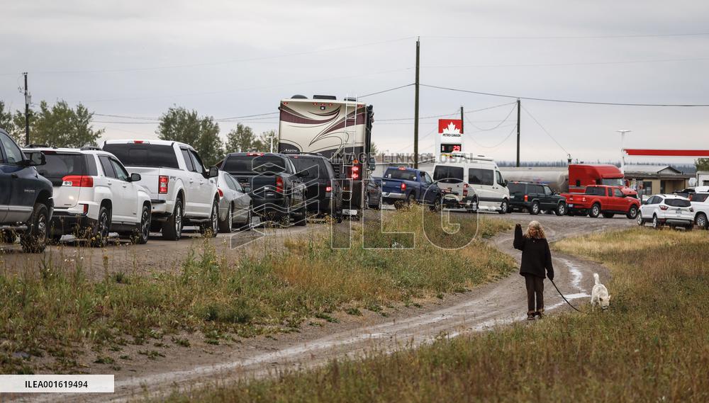 Evacuees Flee Yellowknife As Fire Nears Northern City - Canada