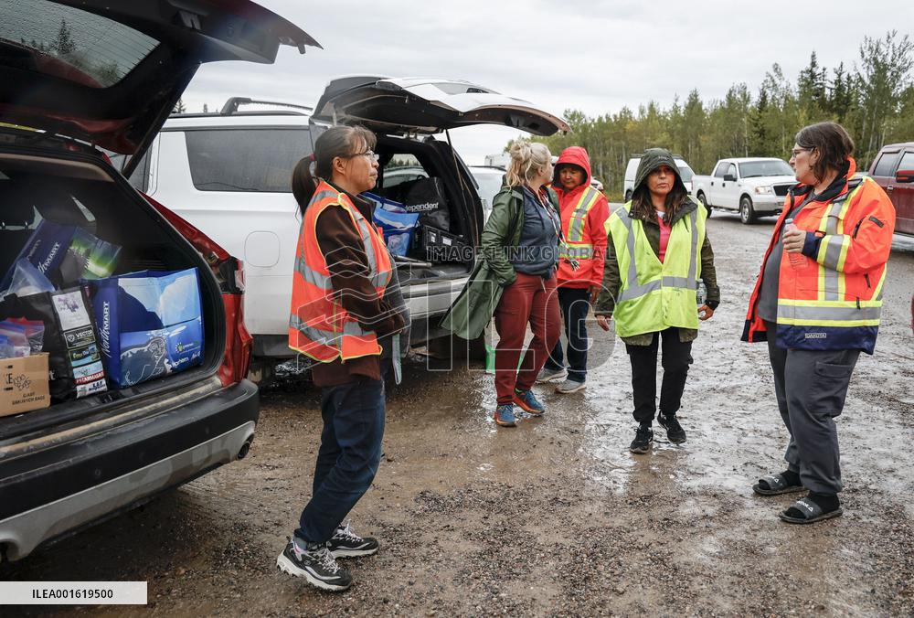 Evacuees Flee Yellowknife As Fire Nears Northern City - Canada