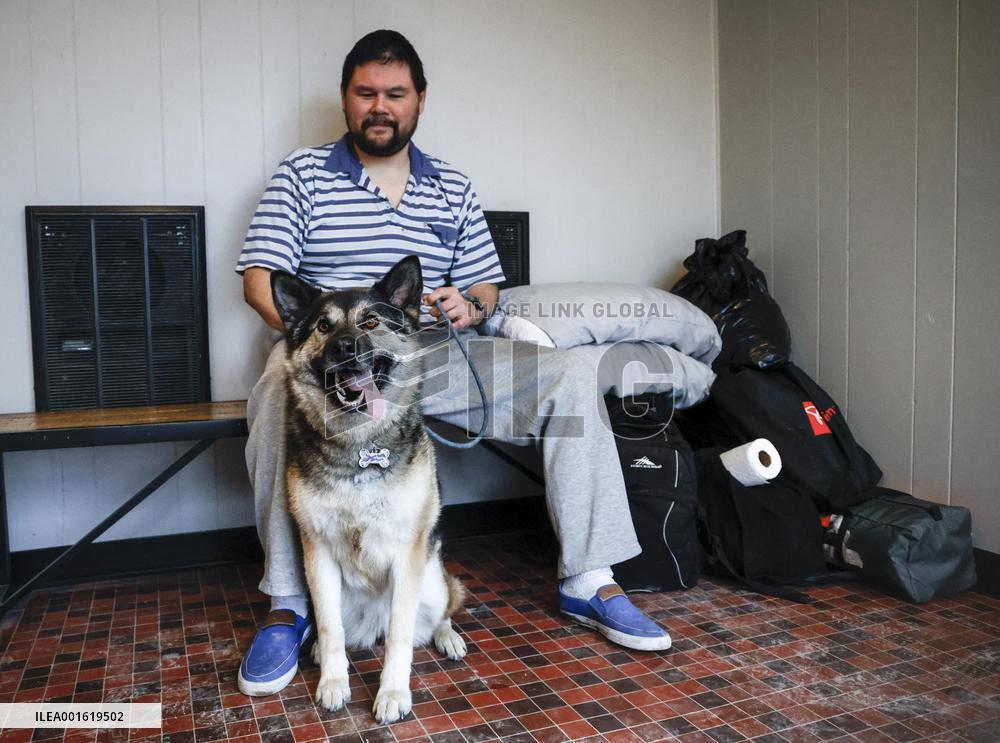 Evacuees Flee Yellowknife As Fire Nears Northern City - Canada