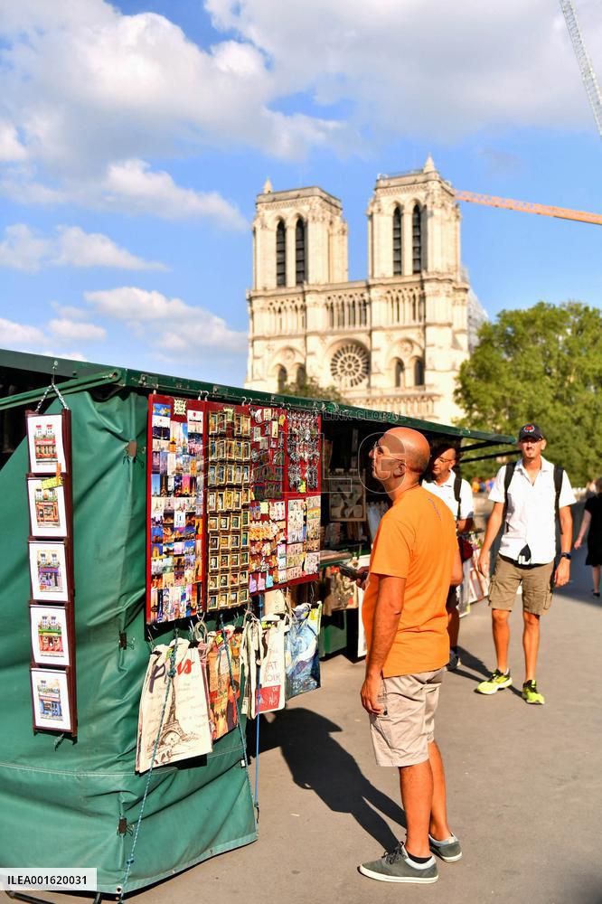 Olympics Threaten To Erase Riverside Booksellers - Paris