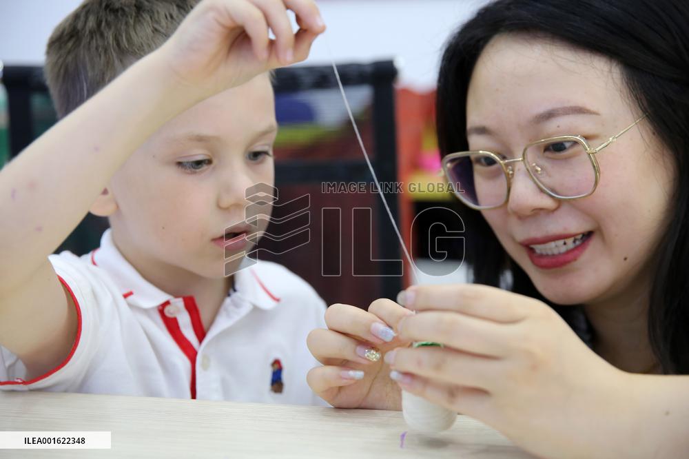 Foreigners Celebrate Chinese Valentine's Day