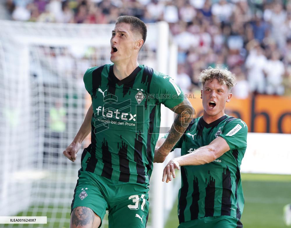 (SP)GERMANY-AUGSBURG-FOOTBALL-BUNDESLIGA-AUGSBURG VS MOENCHENGLADBACH