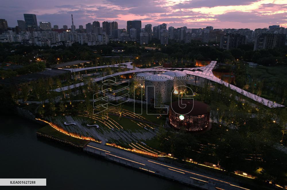 Starbucks Oil Tank Store Appears in Hangzhou