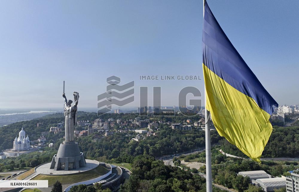 Soviet emblem on Kyiv monument replaced