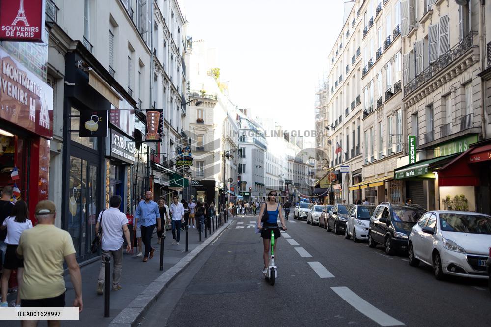 Grands Boulevards area during Summer - Paris