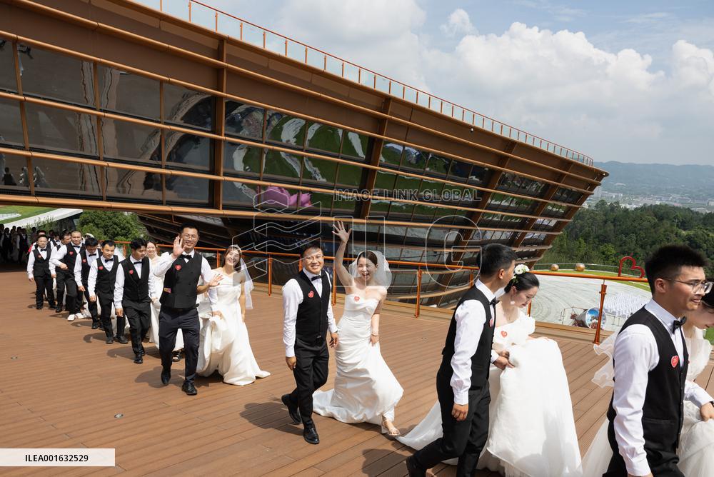 CHINA-QIXI FESTIVAL-GROUP WEDDING (CN)