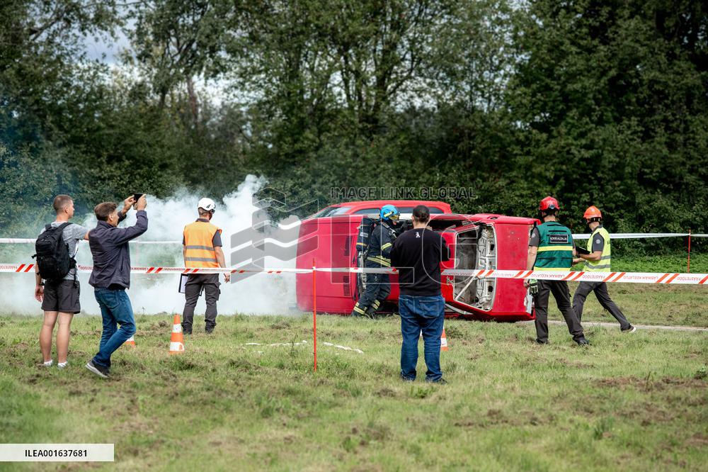 Competition for rescue workers