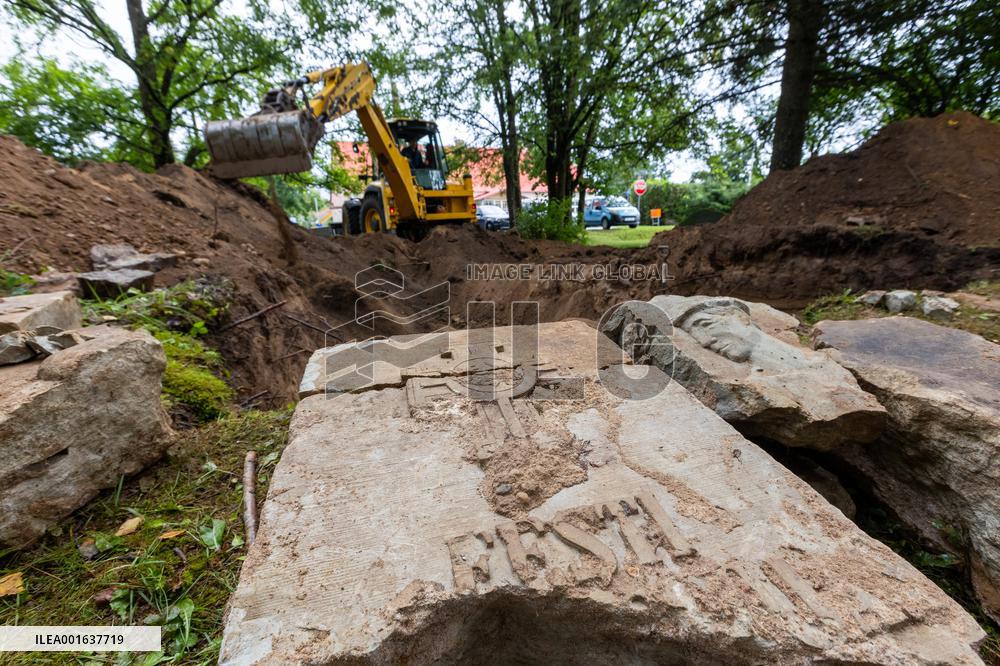 Broken pieces of a monument dedicated to the soldiers who fell in WWI and the War of Independence