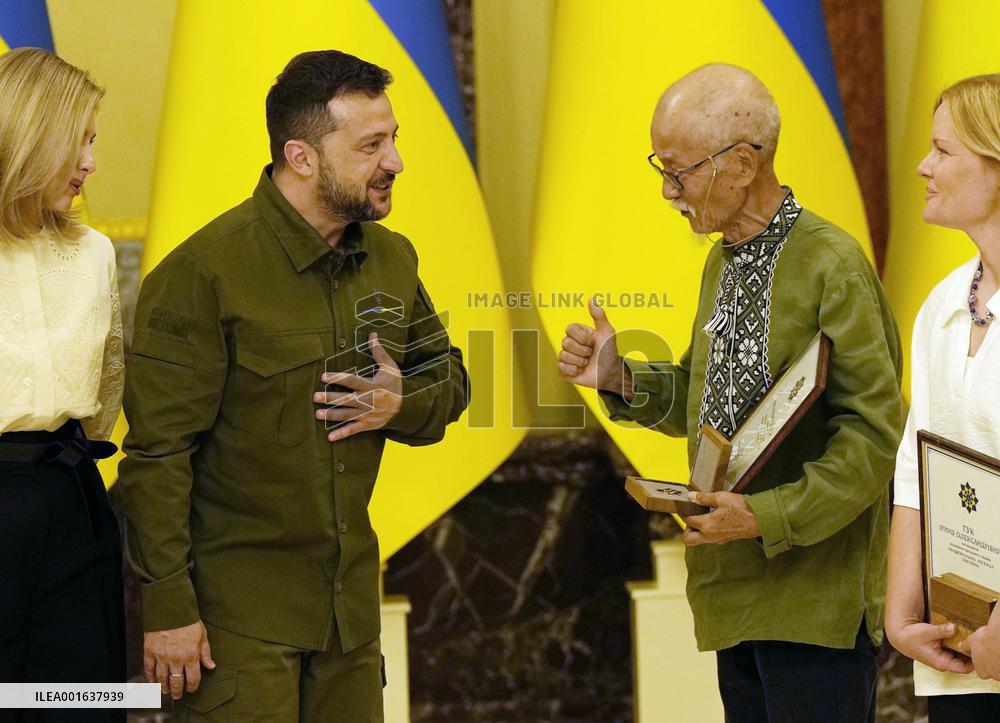Japanese volunteer gets service award from Zelenskyy