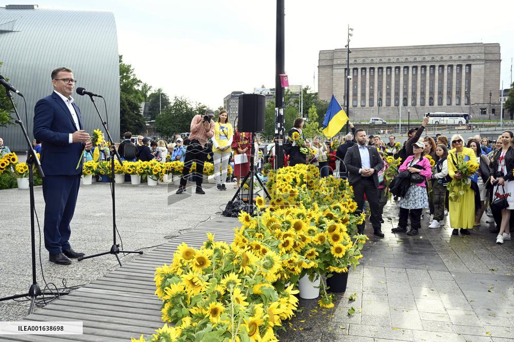 People supporting Ukraine on Ukraine's independence day