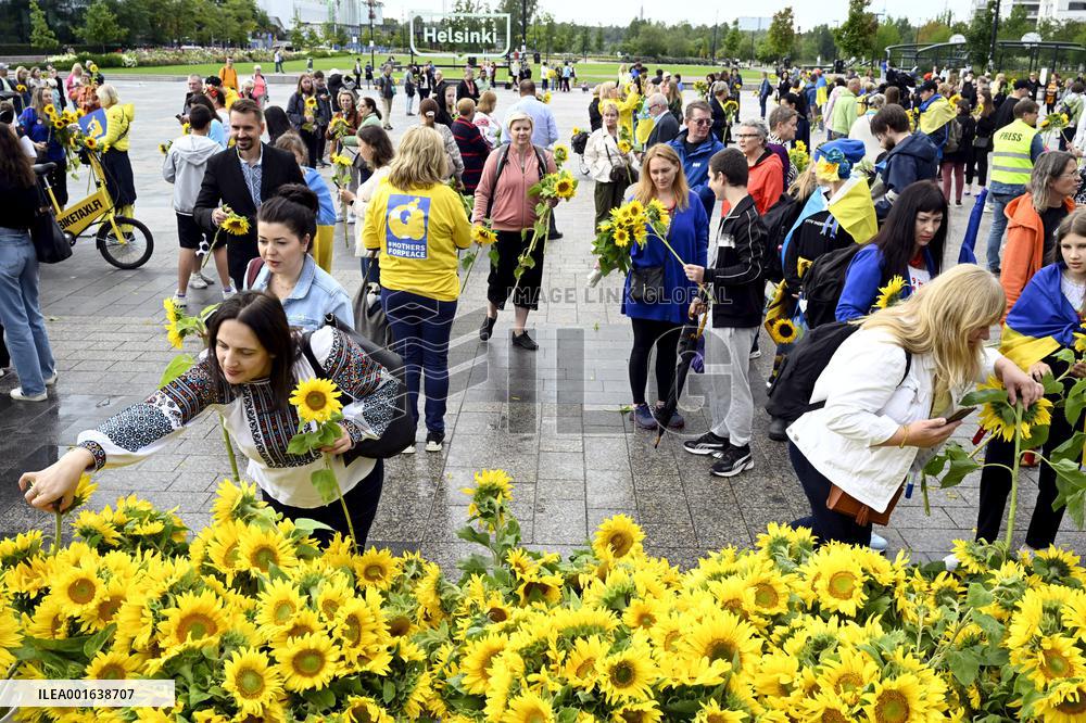 People supporting Ukraine on Ukraine's independence day
