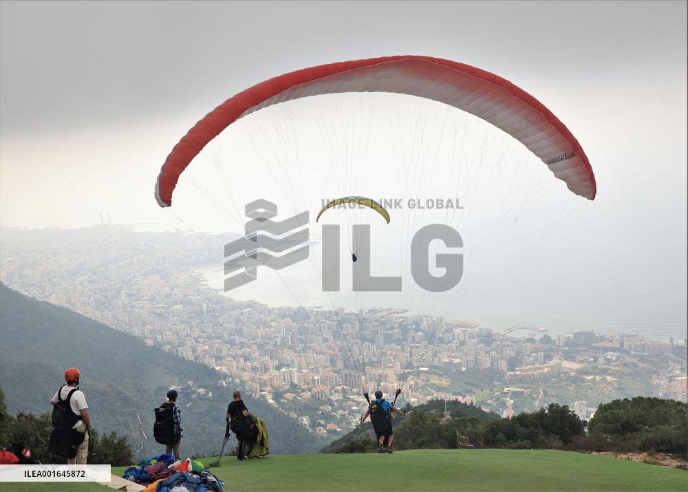 LEBANON-JOUNIEH-TOURISM-PARAGLIDING