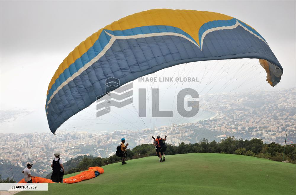 LEBANON-JOUNIEH-TOURISM-PARAGLIDING