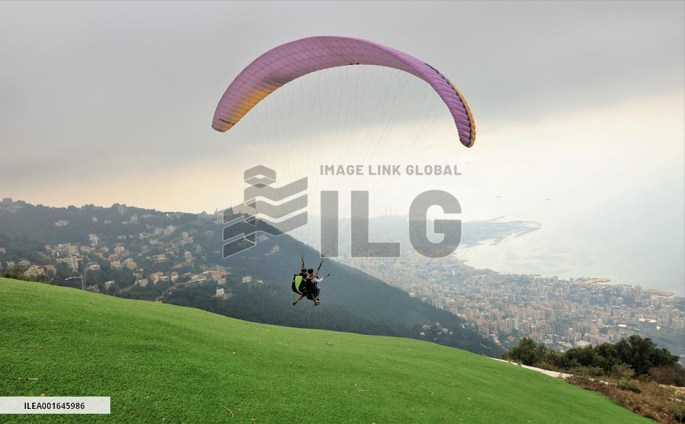 LEBANON-JOUNIEH-TOURISM-PARAGLIDING