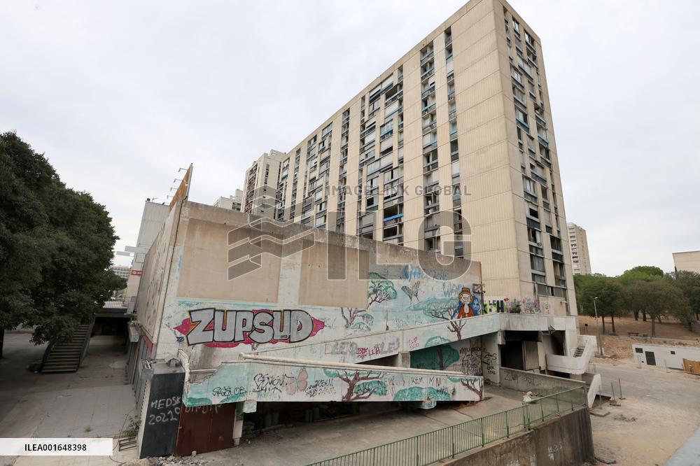 The CRS 8 in The "Cité of Pissevin" in Nimes after 2 dead in drug violence.