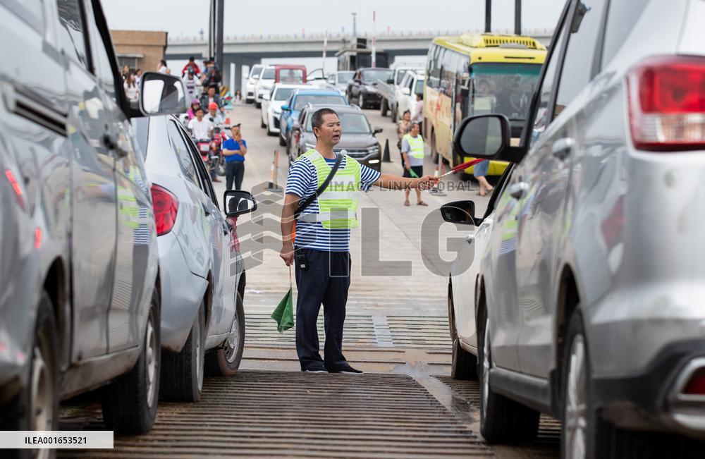 CHINA-SICHUAN-MINJIANG RIVER-VEHICLE FERRY-END (CN)
