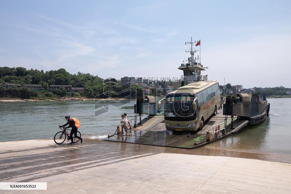 CHINA-SICHUAN-MINJIANG RIVER-VEHICLE FERRY-END (CN)