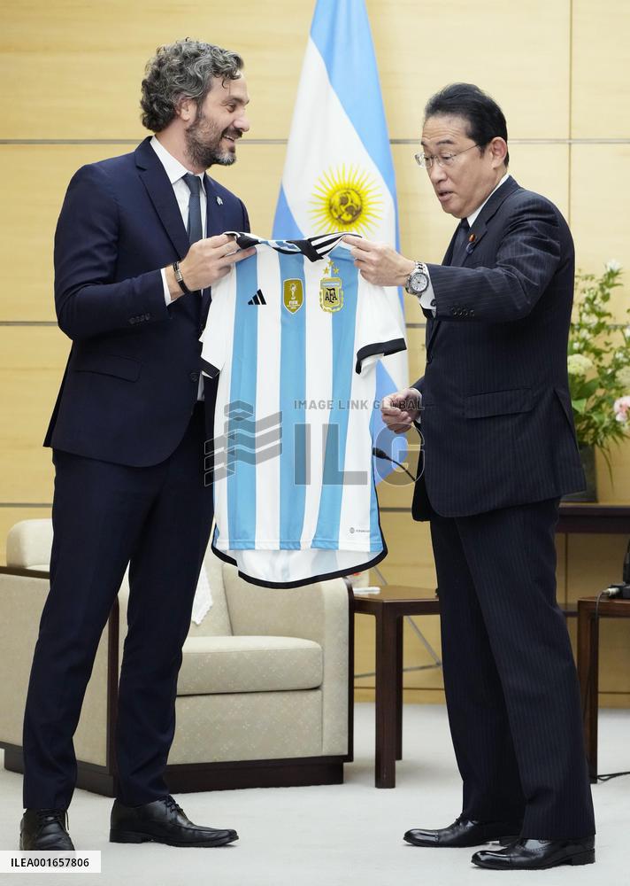 Japan PM Kishida receives Argentine football jersey