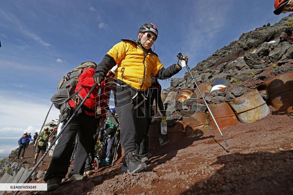 90-year-old adventure skier Miura on Mt. Fuji