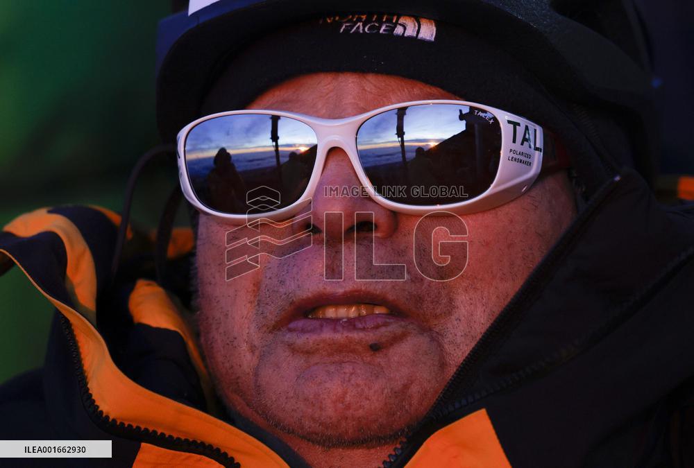 90-year-old adventure skier Miura on Mt. Fuji