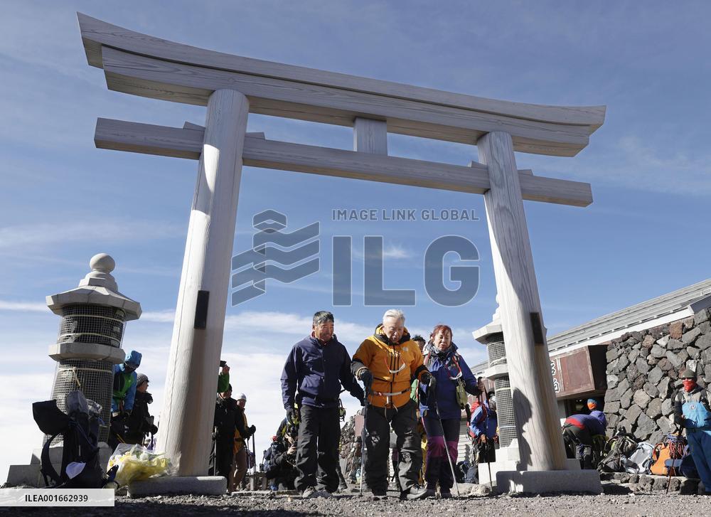 90-year-old adventure skier Miura on Mt. Fuji