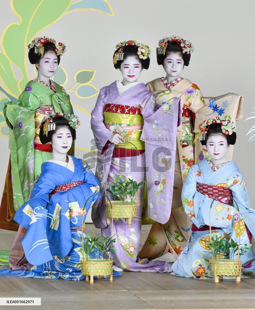 Maiko entertainers photo shoot