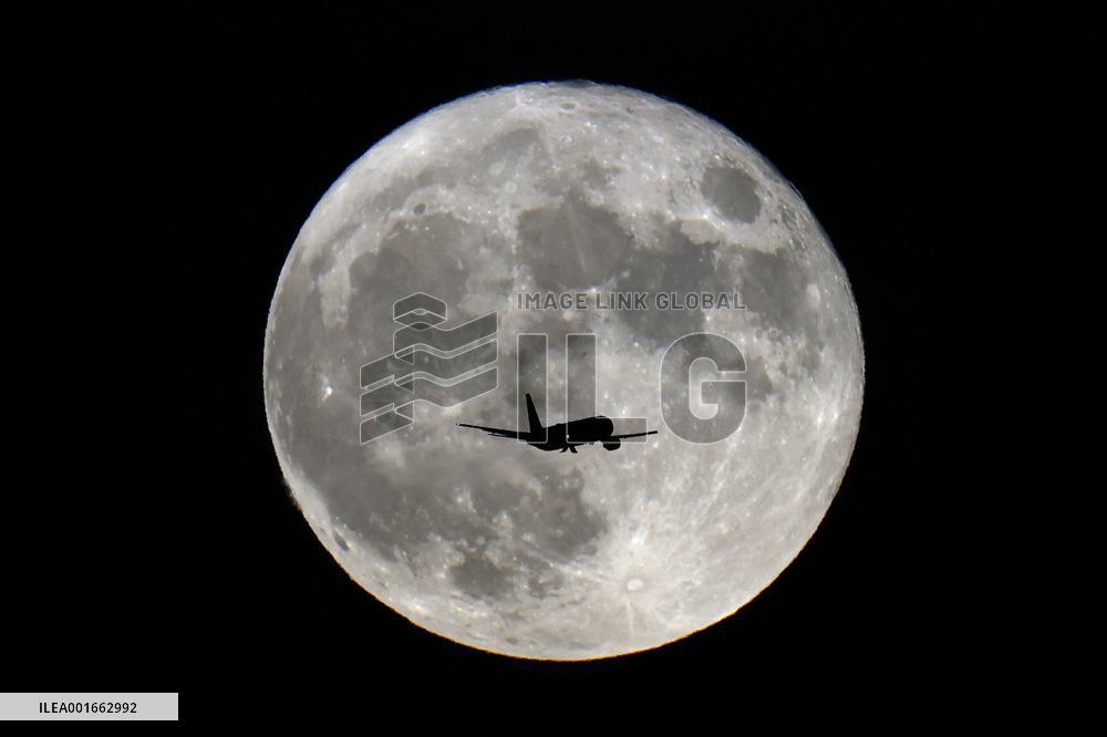 Supermoon lights up sky in Tokyo