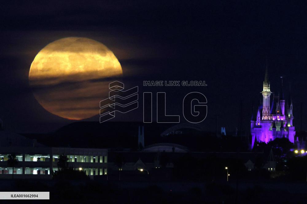 Supermoon lights up sky in Tokyo