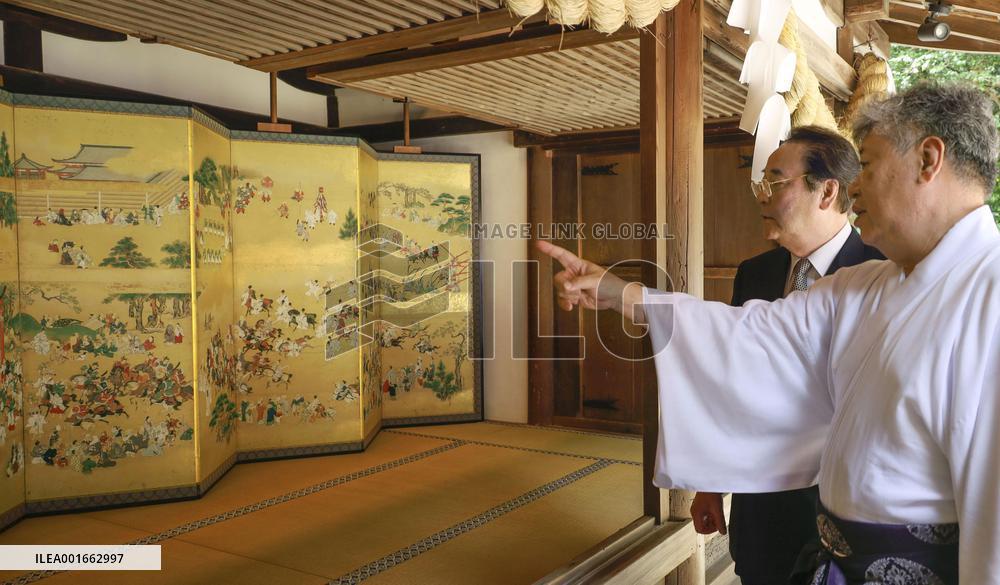 Replica of Edo-period golden folding screen
