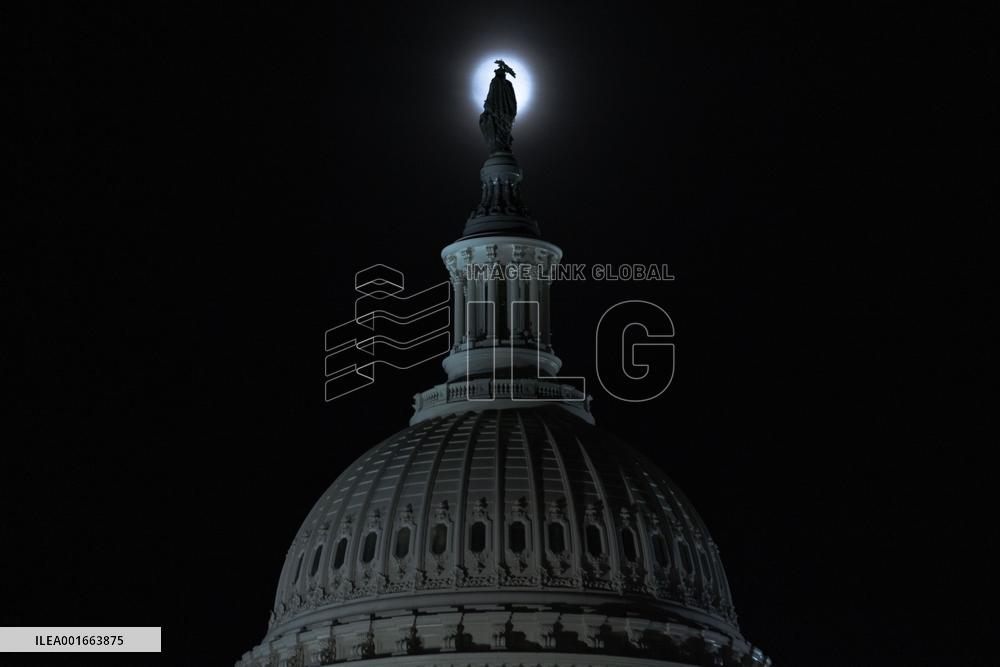 U.S.-WASHINGTON, D.C.-FULL MOON