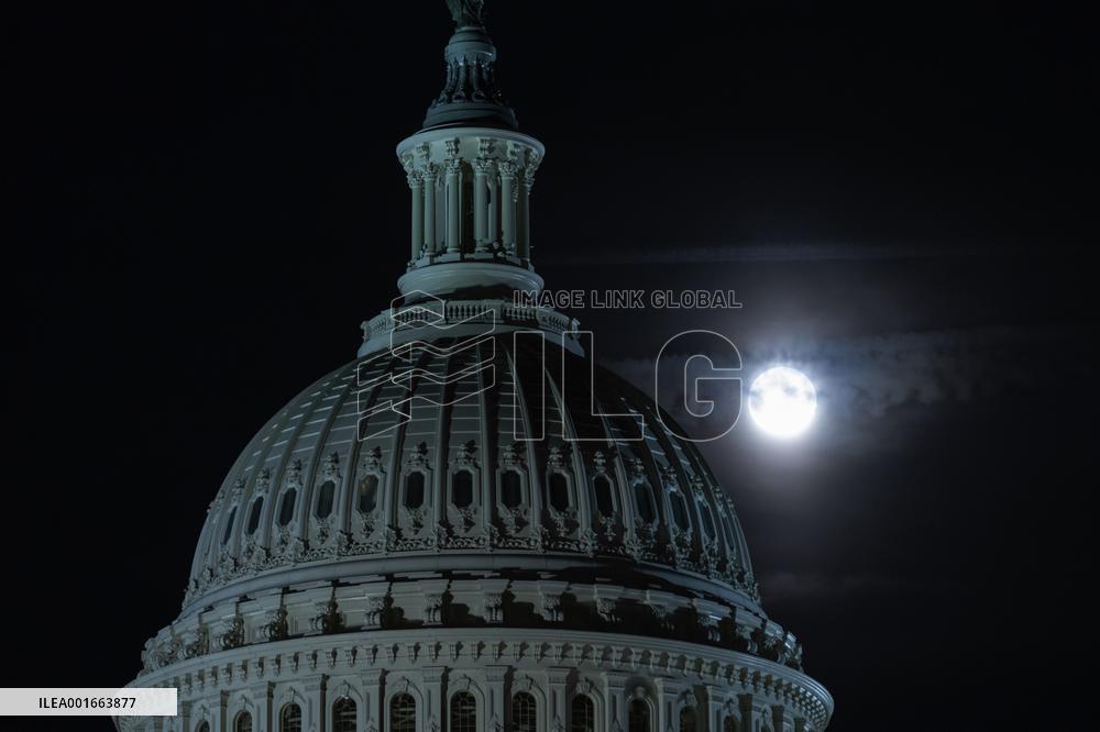 U.S.-WASHINGTON, D.C.-FULL MOON
