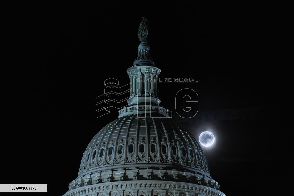 U.S.-WASHINGTON, D.C.-FULL MOON