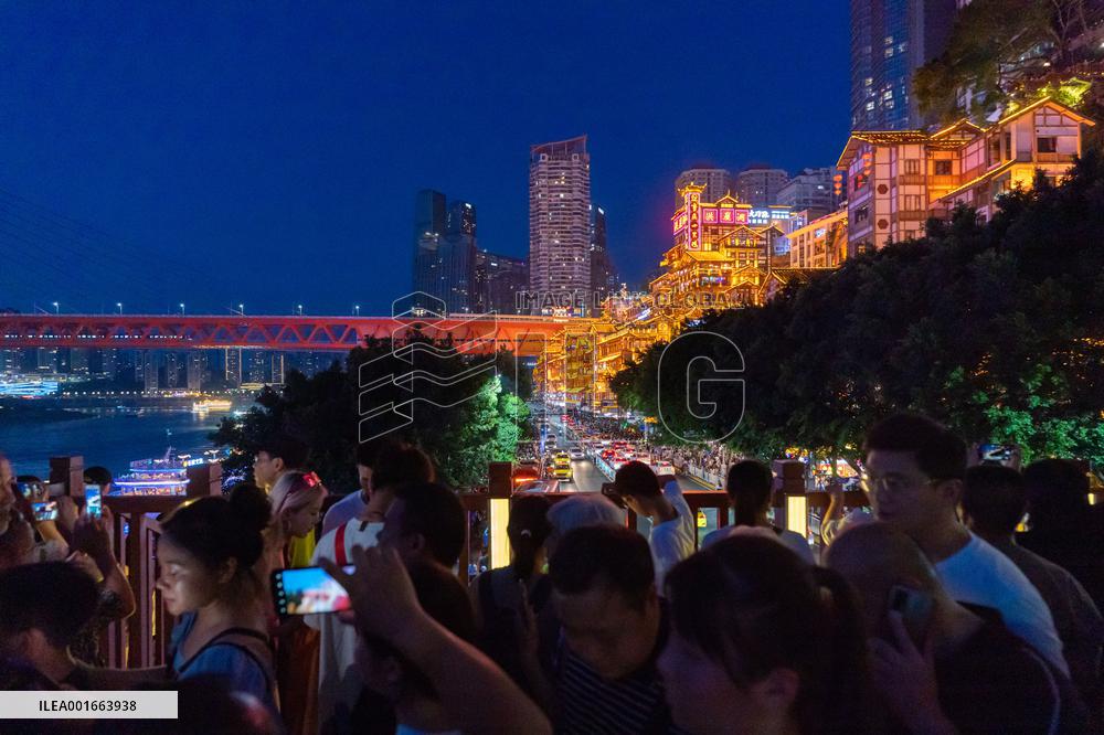 Tourists Flock to Hongya Cave Scenic Spot in Chongqing