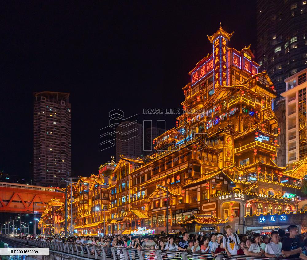 Tourists Flock to Hongya Cave Scenic Spot in Chongqing