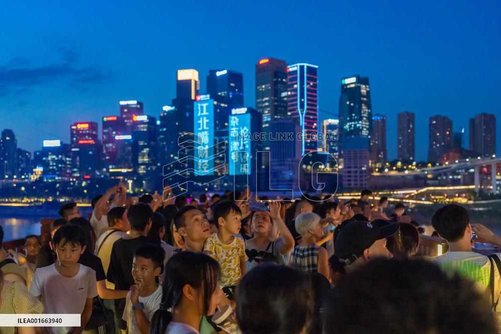 Tourists Flock to Hongya Cave Scenic Spot in Chongqing