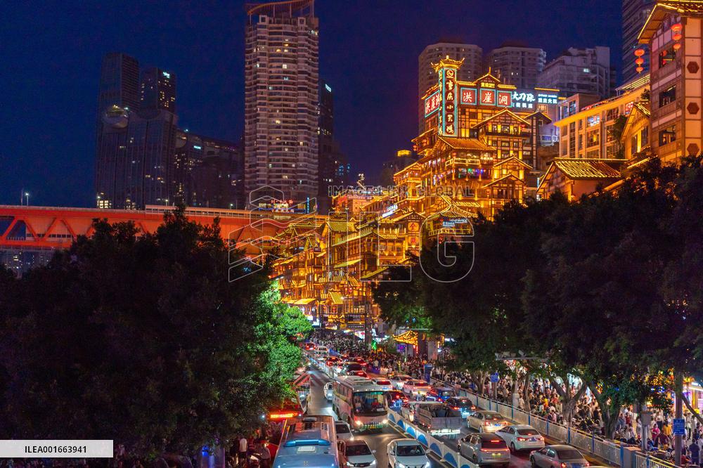 Tourists Flock to Hongya Cave Scenic Spot in Chongqing