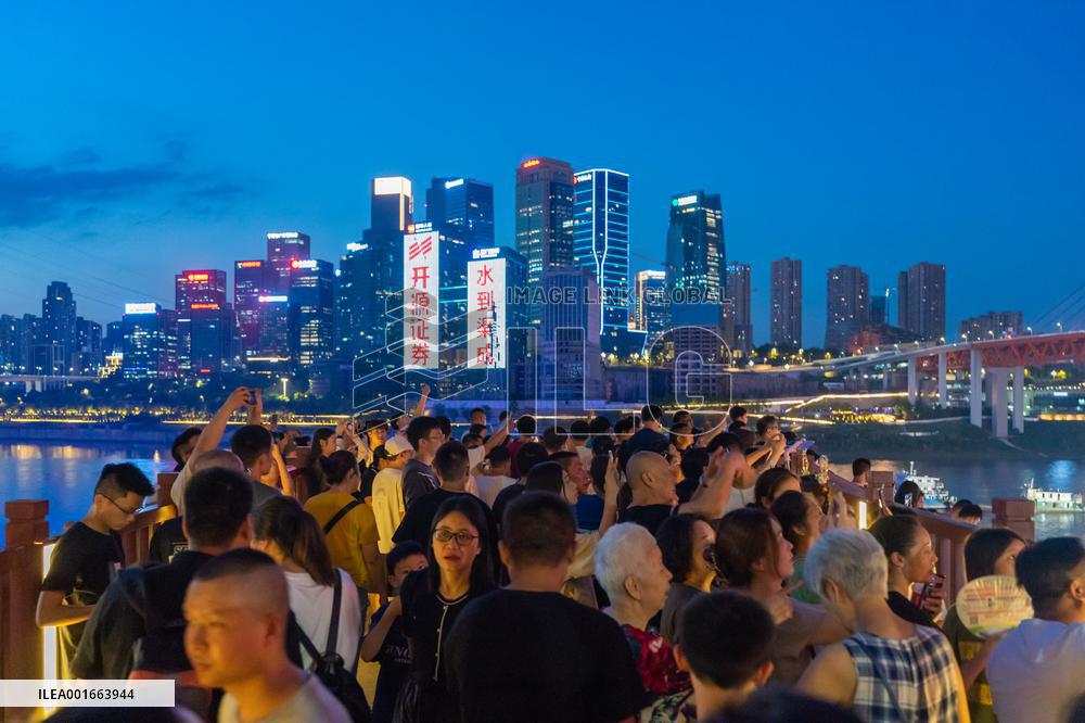 Tourists Flock to Hongya Cave Scenic Spot in Chongqing