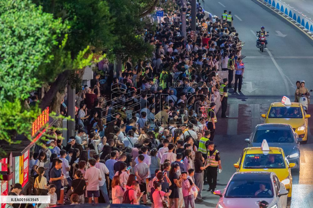 Tourists Flock to Hongya Cave Scenic Spot in Chongqing