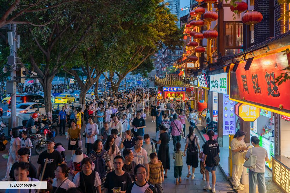 Tourists Flock to Hongya Cave Scenic Spot in Chongqing